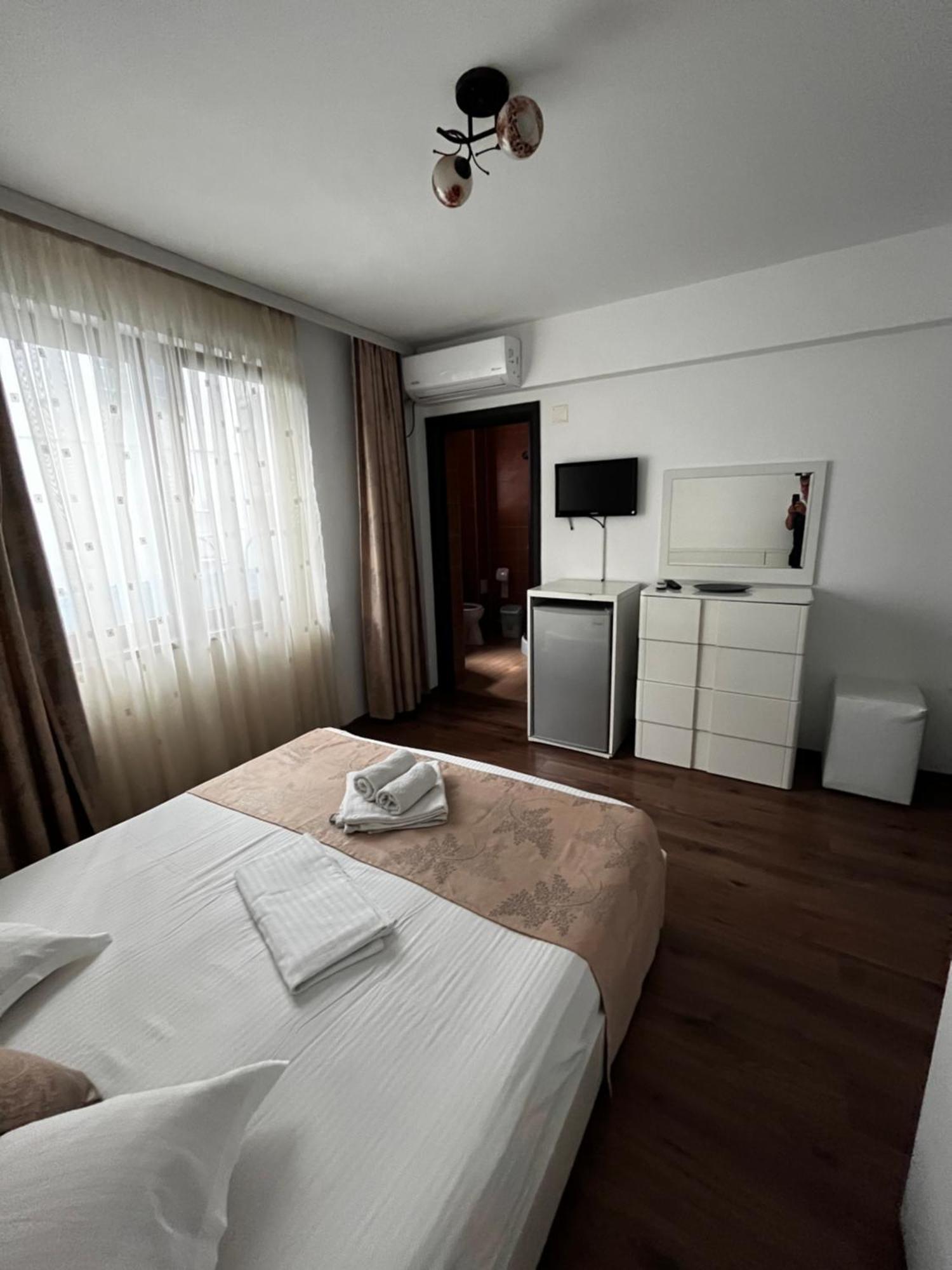 فندق Elegance كوستِنيست المظهر الخارجي الصورة